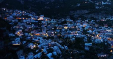 İtalya 'daki Amalfi Sahili' nde Positano üzerinde Güzel Uçuş