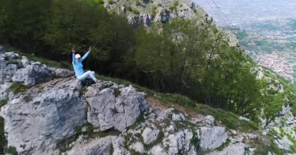 Jonge vrouw wandelen in de bergen boven de kust van Amalfi. Slow motion — Stockvideo