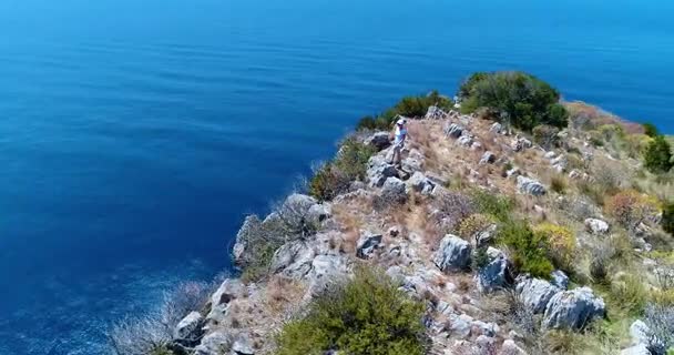 Mujer joven caminando en las montañas sobre la costa de Amalfi. Movimiento lento — Vídeo de stock