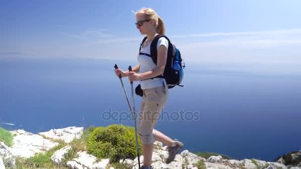 Mujer joven senderismo en las montañas sobre la costa de Amalfi — Vídeo de stock