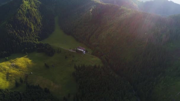 Flygfoto över hotel i vackra berg — Stockvideo