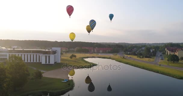 Luftballons über grünem Land und Fluss — Stockvideo