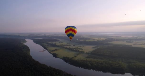 Balão de ar sobre terras verdes no início mornig — Vídeo de Stock