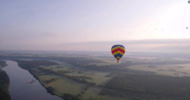 erken mornig, yeşil toprakları üzerinde hava balon