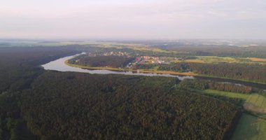 Nehirde çayırlar üzerinde uçuş