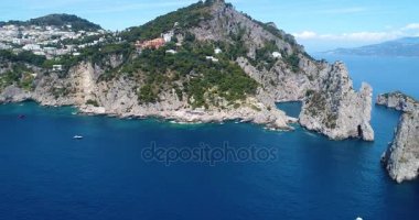 Capri Adası'nın havadan görünümü