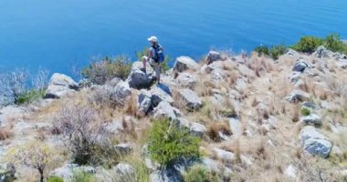 Genç kadın dağlarda Amalfi coast üzerinde hiking. Ağır çekim