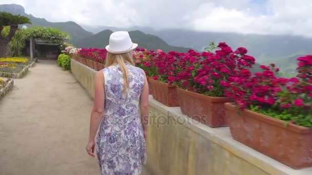 Young blonde woman walking in Ravello at Italy — Stock Video