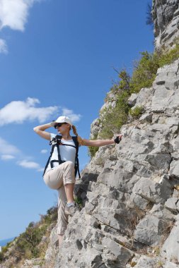 kadın dağın zirveye tırmanıyor.