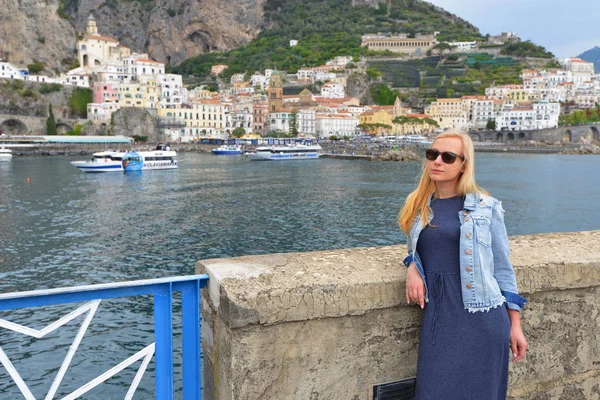 Vrouw aan waterkant van vakantieoord — Stockfoto