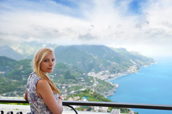 Vrouw in Ravelo op de kust van Amalfi — Stockfoto