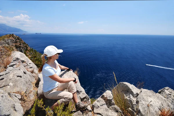 kadın denizde seyir