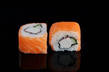 Suşi siyah somon ile 