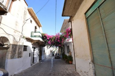 evler arasındaki dar sokak 