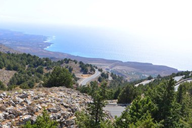 dağlar arasında yol rüzgarlar 