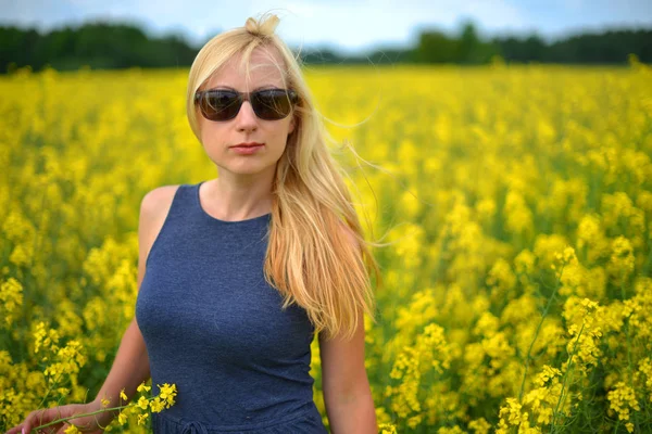 在外地的芥花籽油的女人 — 图库照片