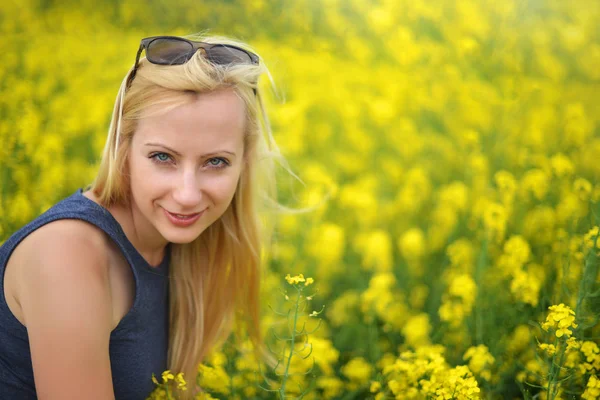 Woman at  field of canola — Stock Photo, Image