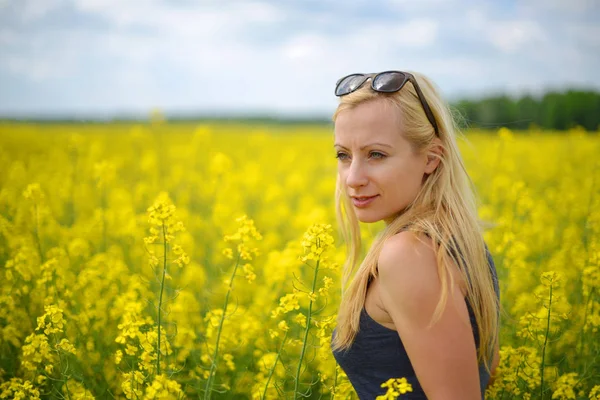 Žena v poli řepky — Stock fotografie