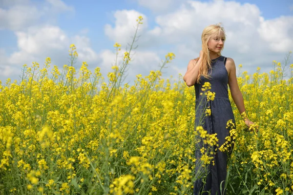 Woman at  field of canola — Stock Photo, Image