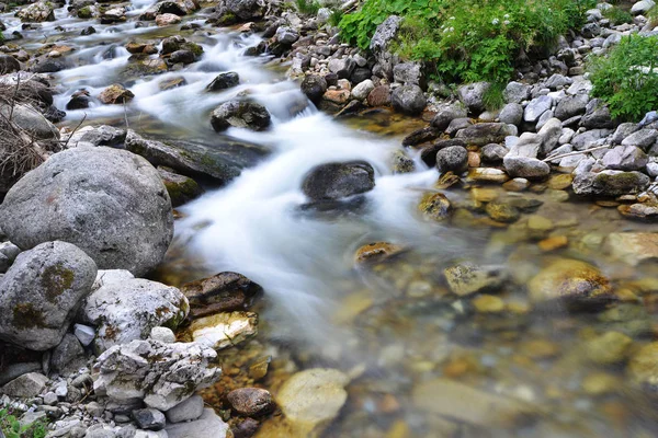 Arroyo con agua corriente — Foto de Stock