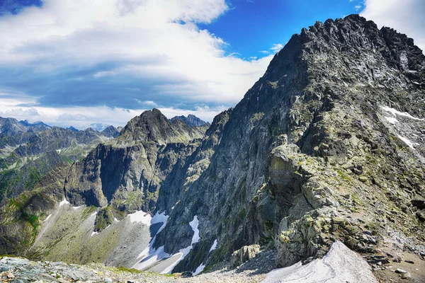 Declives e picos de montanhas — Fotografia de Stock