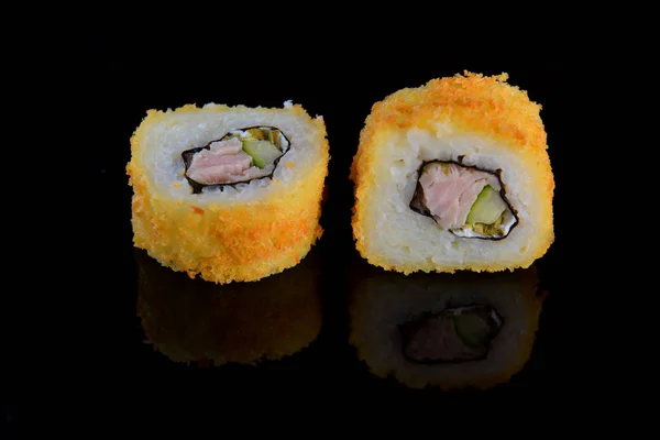 Sushi con salmón sobre negro — Foto de Stock