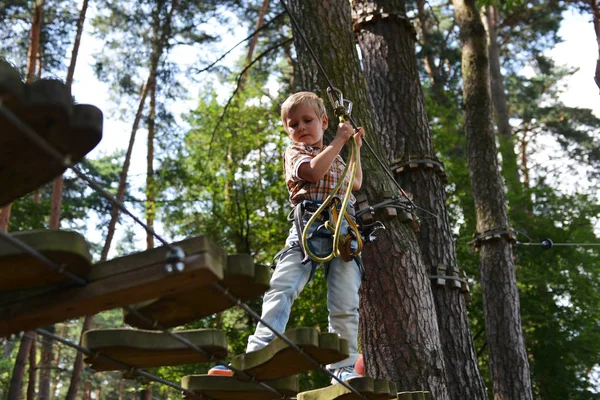 Kleine jongen gaat op de trail — Stockfoto