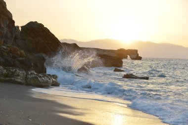 köpük dalgalar sıçrama de taşlar