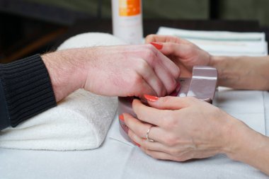 Manikür yaparken güzellik uzmanı