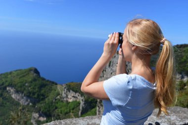 Dürbünle bakan kadın