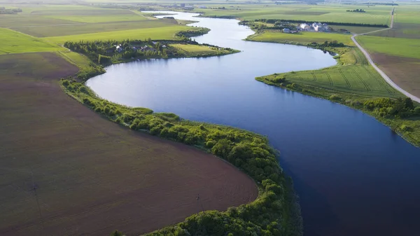 Vista ariale sul campo e sul fiume — Foto Stock