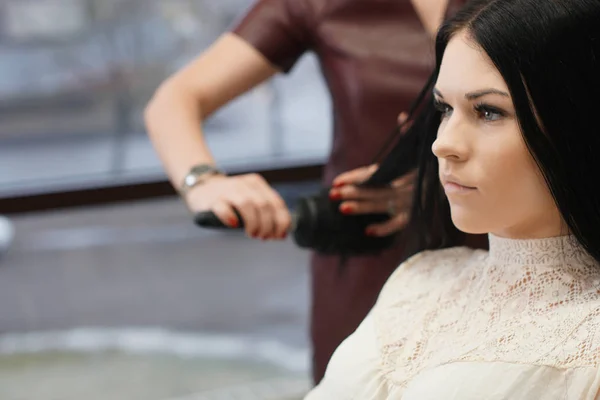 Frau im Friseurladen — Stockfoto