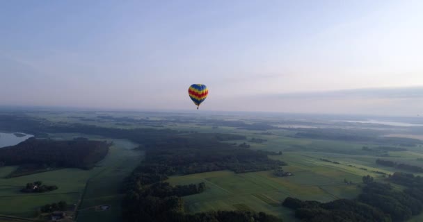 Balão de ar sobre terras verdes no início mornig — Vídeo de Stock