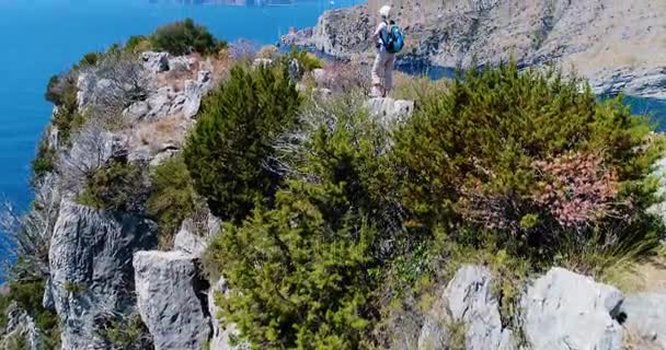 Mujer joven caminando en las montañas sobre la costa de Amalfi. Movimiento lento — Vídeo de stock