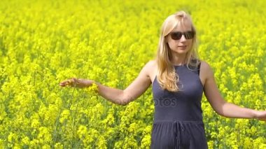 Genç sarışın kadın güzel kolza tohumu alanında poz