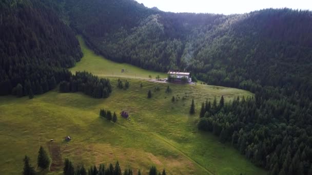 Luchtfoto van hotel in mooie bergen — Stockvideo