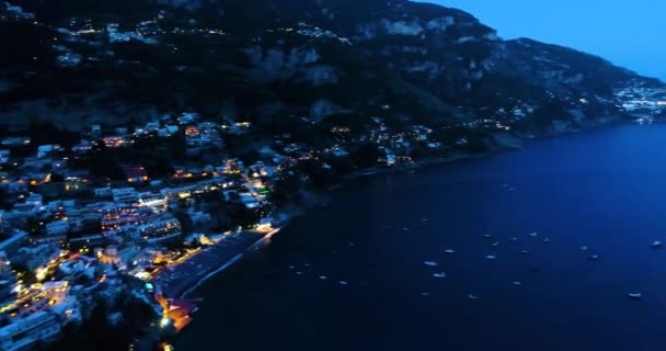 Prachtige vlucht over Positano aan de Amalfikust in Italië — Stockvideo