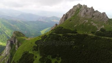 Gewont peak yakınındaki dağlarda uçuş