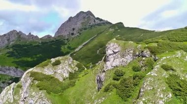 Gewont peak yakınındaki dağlarda uçuş