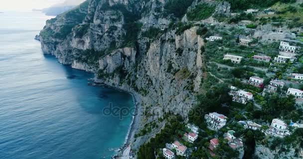 Prachtige vlucht over Positano aan de Amalfikust in Italië — Stockvideo