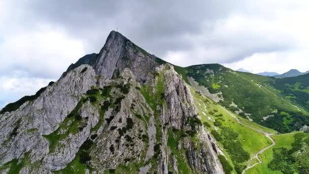 A hegyek közelében Gewont csúcs repülés — Stock videók