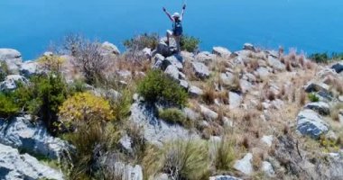 Genç kadın dağlarda Amalfi coast üzerinde hiking. Ağır çekim