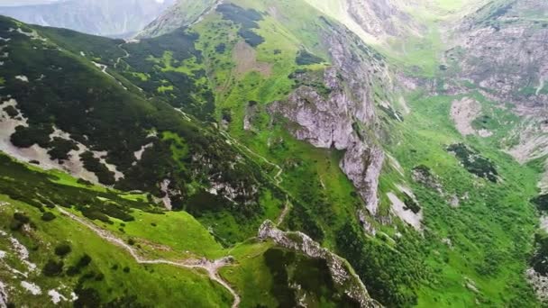 A hegyek közelében Gewont csúcs repülés — Stock videók