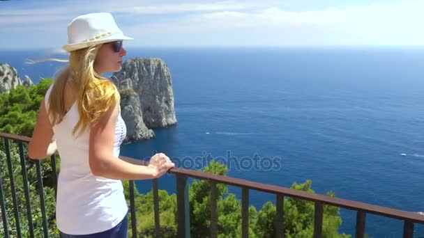 Junge Frau auf Capri-Insel unterwegs — Stockvideo