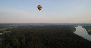 Hava Balon yeşil toprakları üzerinde