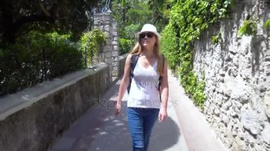 Genç kadın Capri adasında seyahat