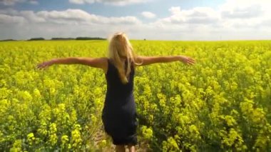 Genç sarışın kadın güzel kolza tohumu alanında poz