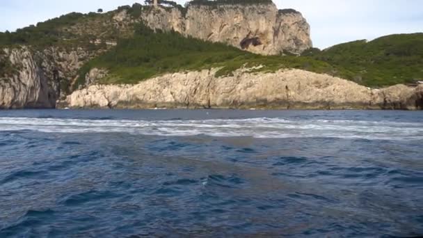 Viaje en barco por la isla de Capri — Vídeo de stock