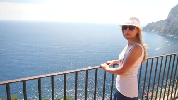 Junge Frau auf Capri-Insel unterwegs — Stockvideo