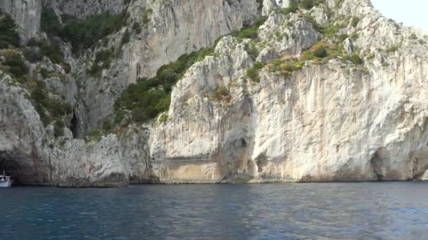 Schip reis rond Capri eiland — Stockvideo